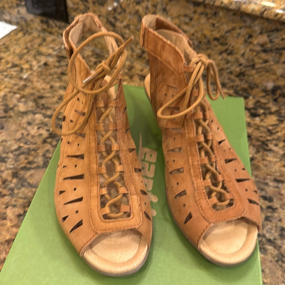 Earth wedge “Kristen” Sand Brown Soft Buck”
